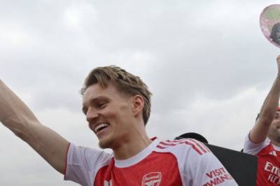 Arsenal poster underholdende video med Martin Ødegaard-«assist» til engelsk politimann