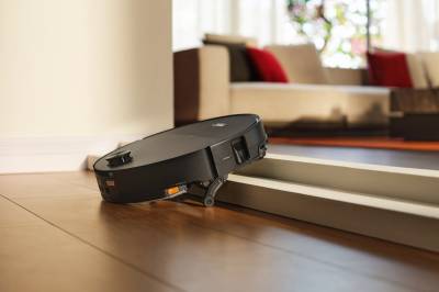 Nye robotstøvsugere skal takle norske dørkarmer og lave sofaer