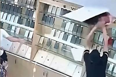 Treåringen faller gjennom taket