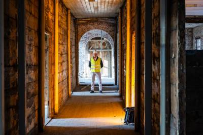 Milliardæren skulle aldri selge. Nå skjer det.