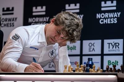 Sjakk-Carlsen ble utspilt og tapte: – Det er litt sensasjonelt
