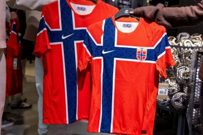 Kjøpte falske Norge-drakter fra Kina: Stanset i tollen