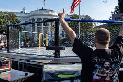 Trumps «cage fight» splitter fansen: – Latterlig politisk teater