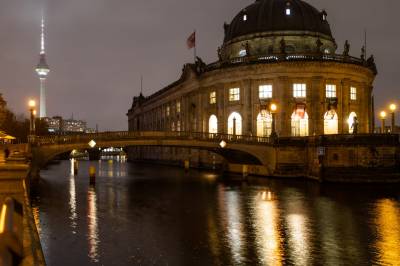 Gjennom hvilken hovedstad renner elven Spree?