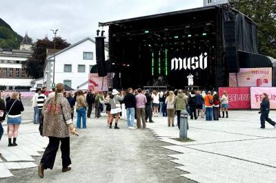 Første artist er på scenen