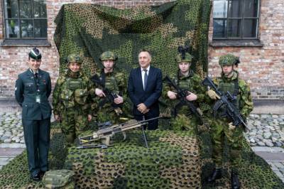 Dette sier forsvars­ministeren om å sende styrker til Grønland