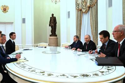 Trumps toppforhandler og svigersønn i møte med Putin