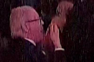 Spiser salat under skytedrama: - Ville se på