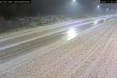 Vanskelege køyreforhold – bilane sklir sakte, men sikkert av vegen