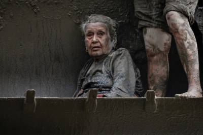 97-åring overlevde flommen i Nepal: Lignet en seirende kriger
