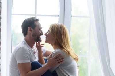 Ni av ti menn savner dette fra kjæresten sin: - Ikke overraskende, sier sexolog