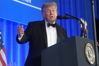 Trump tilbake på korrespondentmiddag: Spøkte om skuddsikre vester