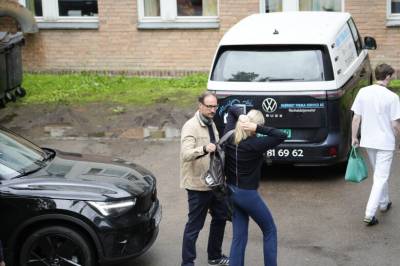 Kronprins Haakon og kronprinsesse Mette-Marit på vei inn til Rikshospitalet