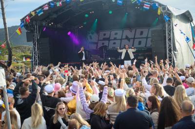 Lanserer tre artistar