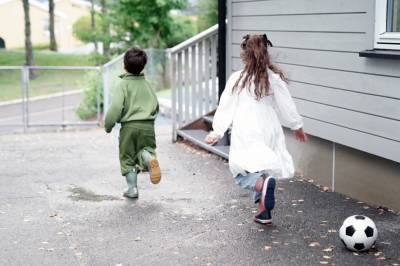 Disse jentene deltar mest i sosial lek i barnehagen