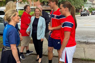 Prinsen og prinsessen sjarmerer fotballskole i Brooklyn: – Det var veldig gøy