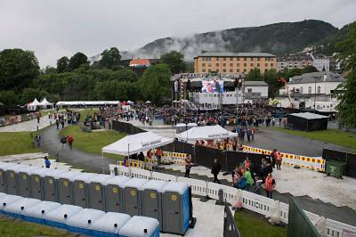 Krever millioner etter avlyste konserter da kongen døde