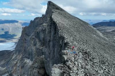 Magmatrykket kan folde solid fjell på under én dag