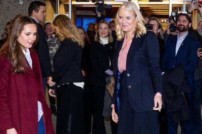 Kronprinsessen ringer datteren sin syv ganger om dagen. – Foreldrene til denne ungdomsgenerasjonen er veldig påkoblet barna sine, sier forsker.