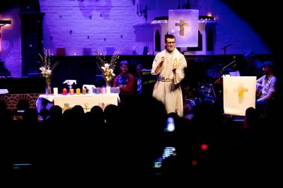 Å fremstille den unge religiøse bølgen som et anti-woke-prosjekt er fordummende