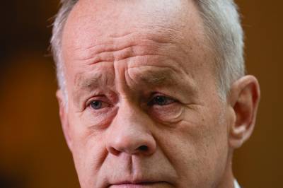 Tidligere redaktør får 2,3 millioner for å lede Epstein-gransking
