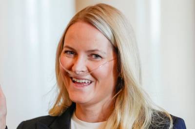 Mette-Marit med pustehjelp da kronprinsfamilien møtte Paralympics-deltakere