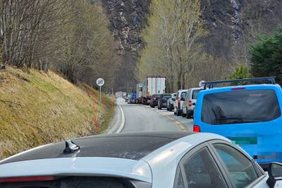 Innfjordtunnelen er stengd etter røykutvikling frå tankbil