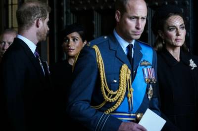 William kommer til kong Haralds gravferd