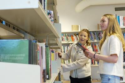 Får lese det dei vil i skuletida: – Det er artig