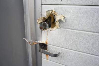 Her brøt tyvene seg inn.  Stakk av med bil.