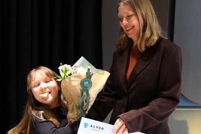 Klara (7) strålte på mammas store dag