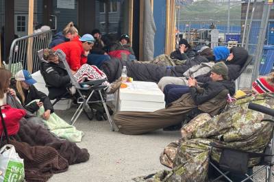 100 personer i drakt-kø: Bare 50 på lager