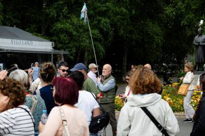 Guider og reiseselskaper styrer turistene til utvalgte butikker