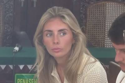 Her er pornostjernen Bonnie Blue i retten