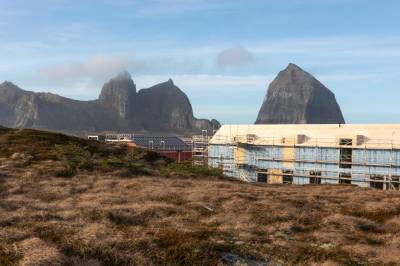 Ytri-sjefen: Lokale medier får rapportere fritt fra hotellåpning i Træna