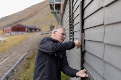 Svalbard blir varmere: – Nå råtner husene på rot