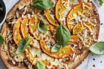 Gresskarpizza med karamelliserte løk og ost