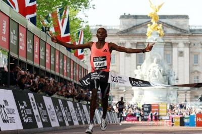 Tidenes første maraton under to timer: – En historisk prestasjon