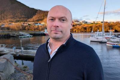 Her står Frank igjen på kaia