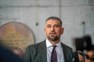 Leo Ajkic om papparollen: – Ler masse sammen