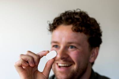 Tobias (25) sluttet som elektriker og ble såpegründer