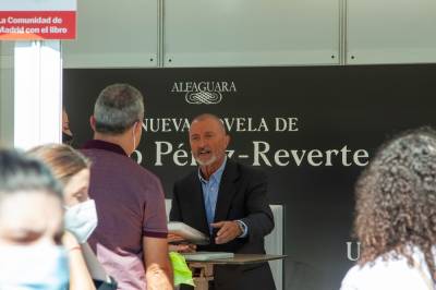 Arturo Pérez-Reverte kritiserer det spanske kongeakademiet for å bøye seg for påvirkere og ignorere forfattere