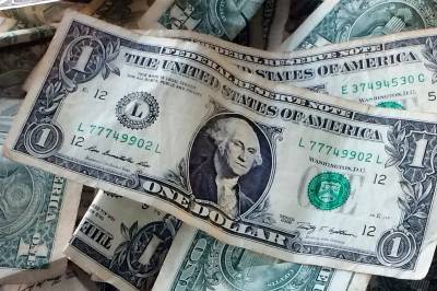 Eksperter om lav dollarkurs: Liten vits i å selge seg ut av aksjefond