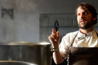 Nå steker Michelin-kokken i sitt eget fett