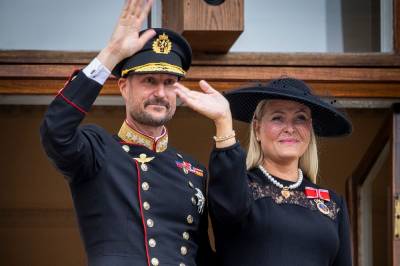 Seremonien er en av de mest høytidelige i Norge. Tronstolen forteller en helt annen historie.