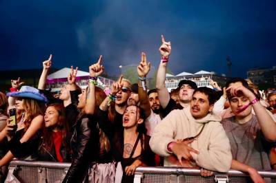 Se bildene: Rave-party på Bystranda