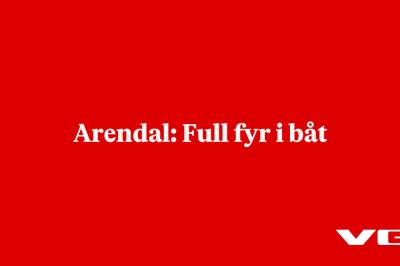 Arendal: Full fyr i båt