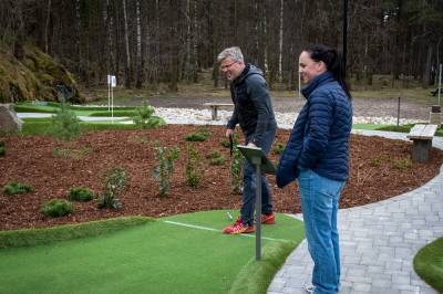 Brennheit politikerduell på minigolfbanen