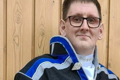 Innrømmer å ha drept kona og datteren – går fremdeles med gifteringen