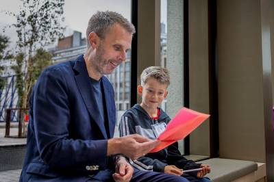 Johan (9) ble skremt av KI-alarmen. Da skrev han et brev til digitaliseringsministeren.